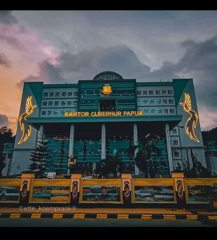 MANA_WUU's tweet photo. Luar biasa pak LUKAS ENEMBE https://t.co/P31PSrkQNf