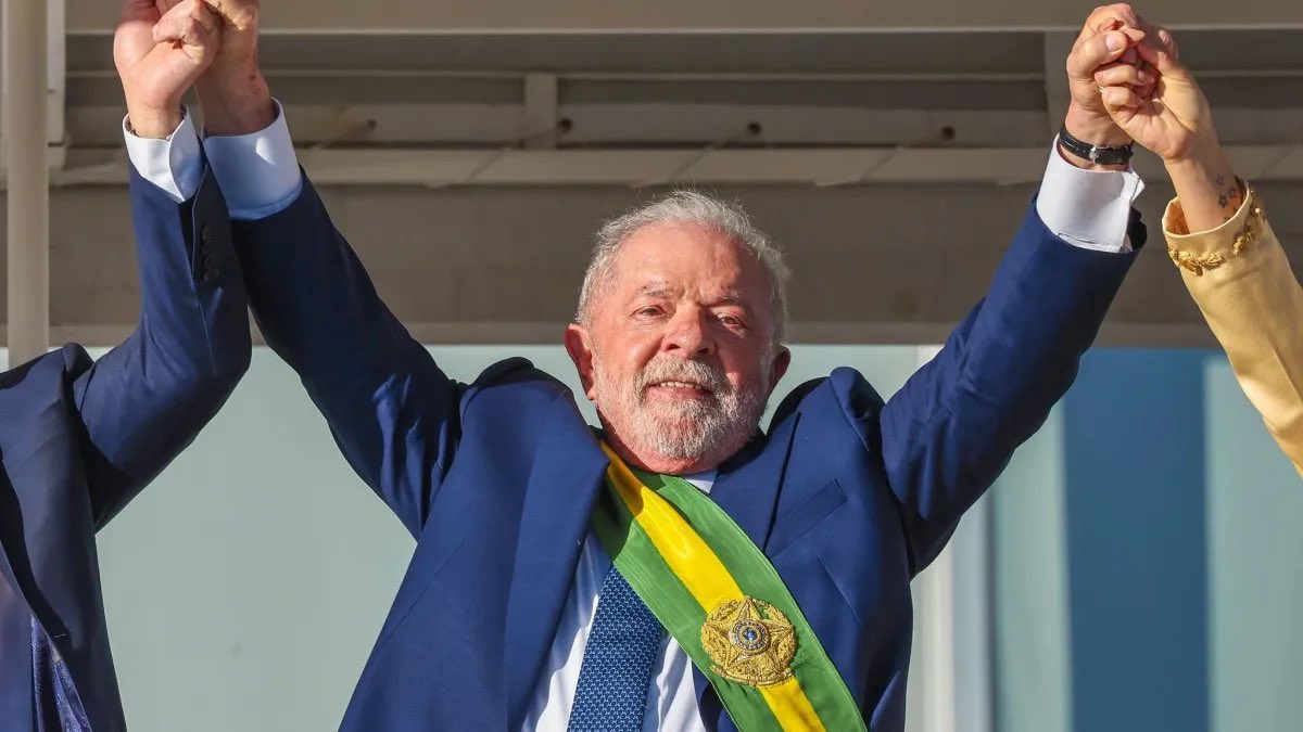 renatajbarreto's tweet photo. O governo mal começou e: no discurso de posse, Lula disse que o teto de gastos é uma “estupidez”, e ainda teve coragem de dizer que “nunca fomos irresponsáveis com dinheiro público”. Parece paródia, mas é sério. 🤡 https://t.co/VhU4arsuPw