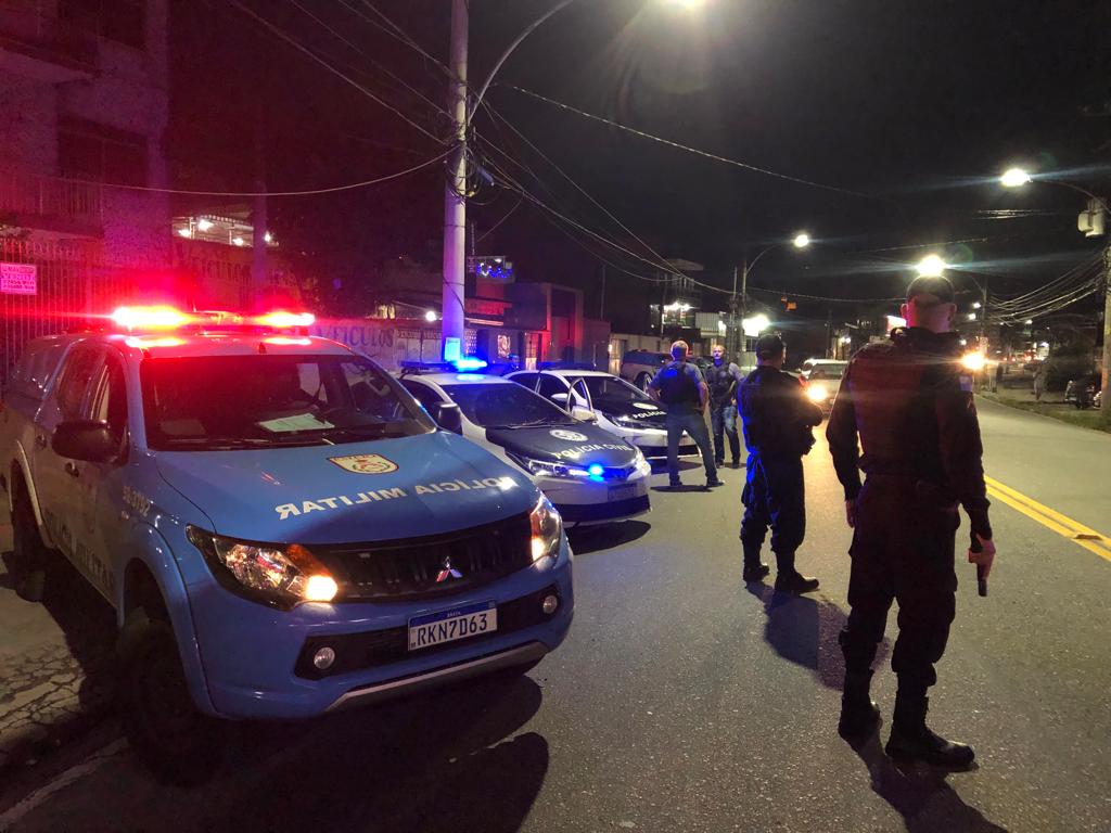 PMERJ's tweet photo. Policiais militares do #9BPM e agentes da #40DP e #27DP estão atuando em #RochaMiranda em uma #OperaçãoConjunta entre a @PMERJ e a @PCERJ contra roubo de veículos em diversos bairros do #Rio.
#PMERJ
#ServireProteger https://t.co/mN1eZ9bmYm
