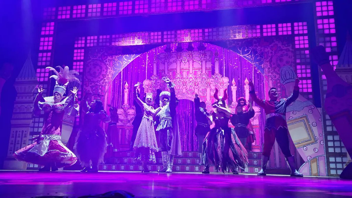 linds_ev's tweet photo. #SleepingBeauty @marlowetheatre was fantastic. Honestly couldn't stop laughing, my face hurt and i couldn't breathe 😆. Everyone was funny and the singing from @CarrieHFletcher was amazing. Great cast! You've all outdone yourselves @OreOduba @ben_roddy  @MaxFulham @Jennie_Dale x https://t.co/JAeKxUMwlY