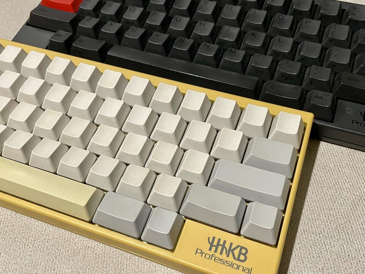 yukogets's tweet image. 20年前（2003年製）の初代 Proの白、だいぶヤバイ色になってきた。墨（2005年製）は大丈夫。
#happyhackingkeyboard #hhkb