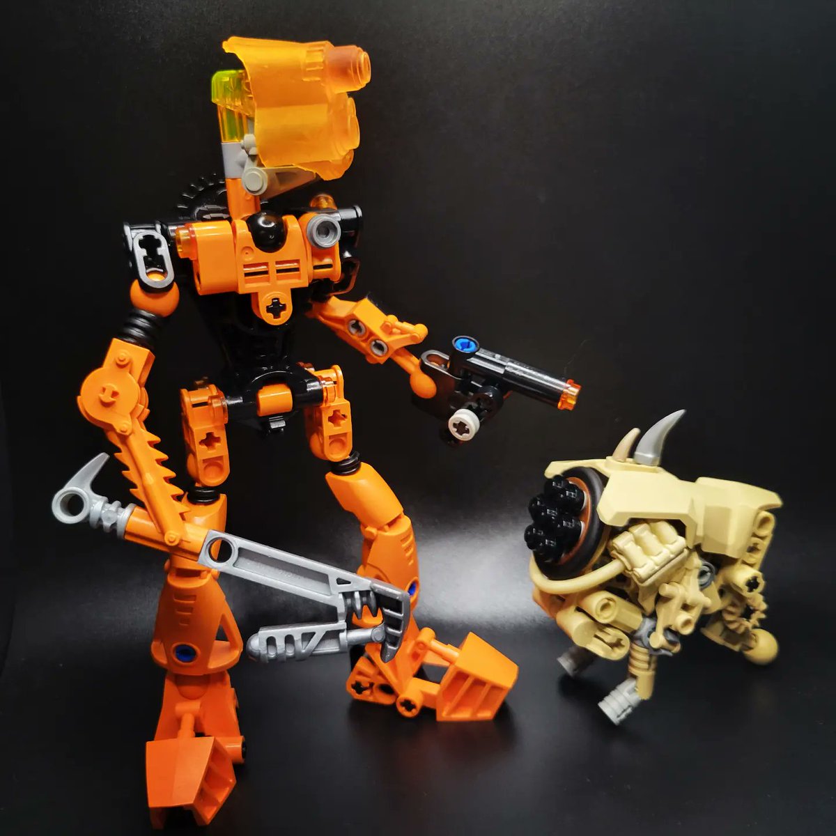 MorganRyanArt's tweet photo. 🌀WHIRRR- BOOM 🌀 λ The Hound-Eye! λ In the Black Mesa research facility, Gordon Freeman encounters a screaching three-legged alien dog with hundreds of eyes staring back at him!
#halflife #houndeye #alien #xen #halflife2 #blackmesa #bionicle #moc #lego #crossover #dog https://t.co/4edoep0Khj