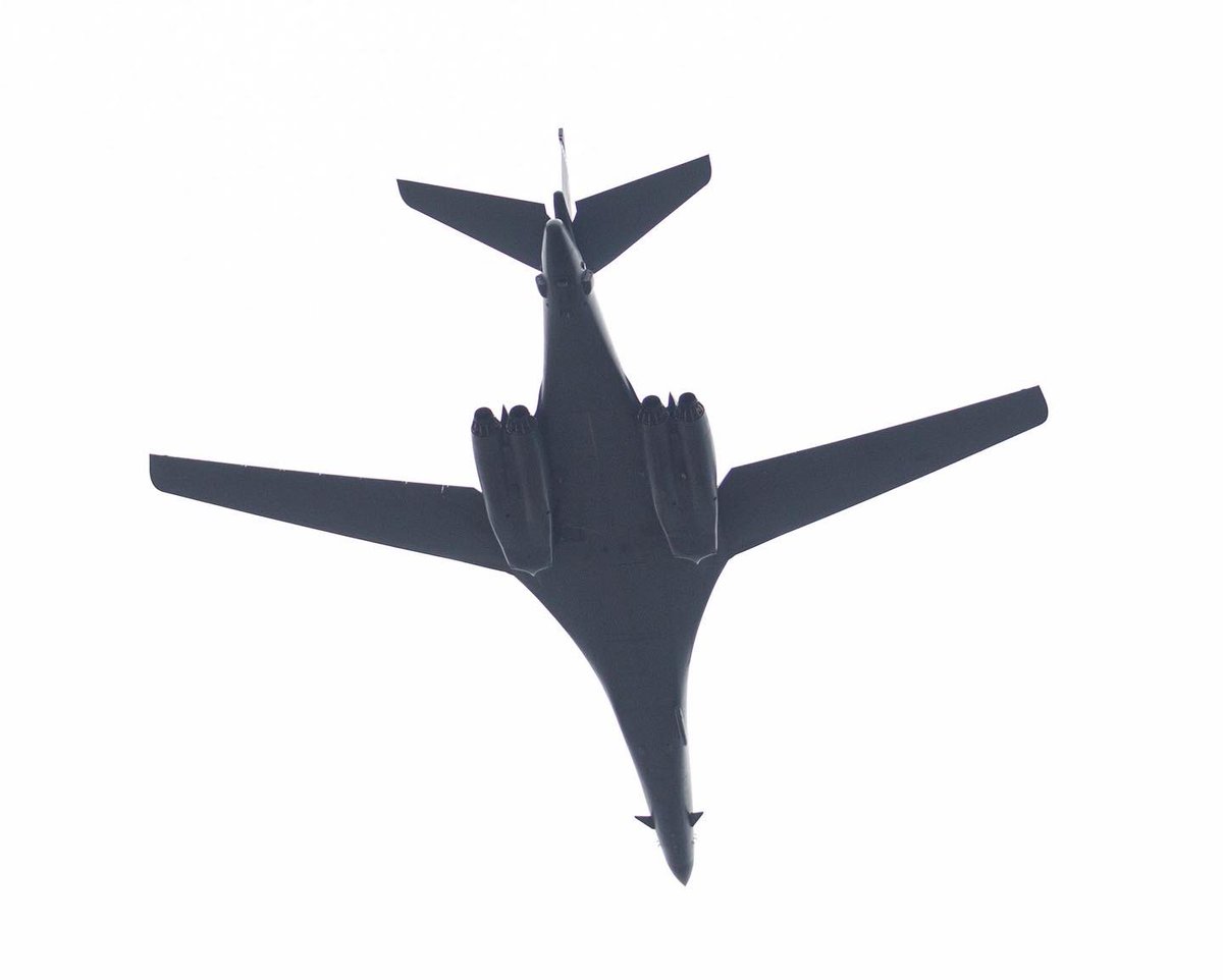 perlar's tweet photo. 2023 Rose Bowl flyover featuring two B-1B Lancers out of Ellsworth AFB. 🌹Grey skies give it a b&w look.
.
.
.
.
#rosebowl #rosebowl2023 #rosebowlflyover #flyover #b1bbomber #pasadena #canonphotography #canon100400ii #devilsgatedam @ellsworthafb https://t.co/XrFufGMKO9
