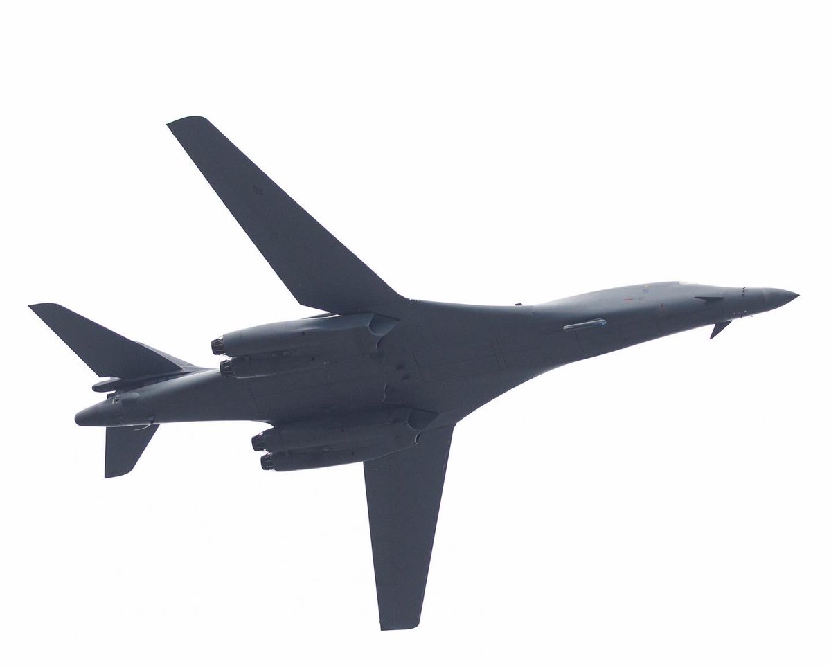 perlar's tweet photo. 2023 Rose Bowl flyover featuring two B-1B Lancers out of Ellsworth AFB. 🌹Grey skies give it a b&w look.
.
.
.
.
#rosebowl #rosebowl2023 #rosebowlflyover #flyover #b1bbomber #pasadena #canonphotography #canon100400ii #devilsgatedam @ellsworthafb https://t.co/XrFufGMKO9