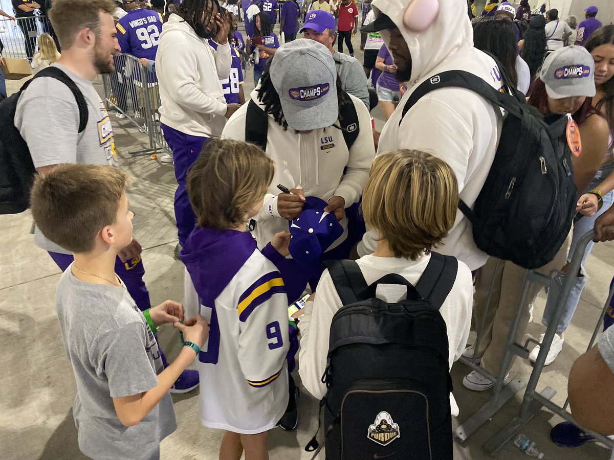 JacquesDoucet's tweet photo. . @drewbrees kids getting postgame autographs from @LSUfootball running back John Emery. #LSU https://t.co/STcNYMCpvm