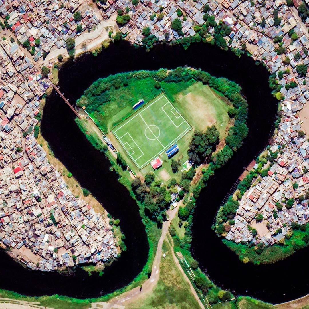 Hoy cumple 95 años #VictorianoArenas, poseedor de uno de los estadios más raros y maravillosos de la Argentina.

El famoso 'Saturnino Moure' donde entran 1500 personas.