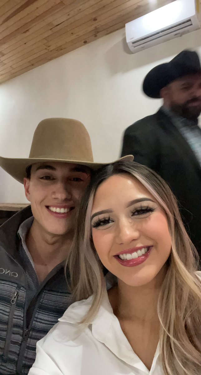 melaniedeannea's tweet photo. Coming into✨2023✨ w/ the loml https://t.co/wpO1C6K4qH