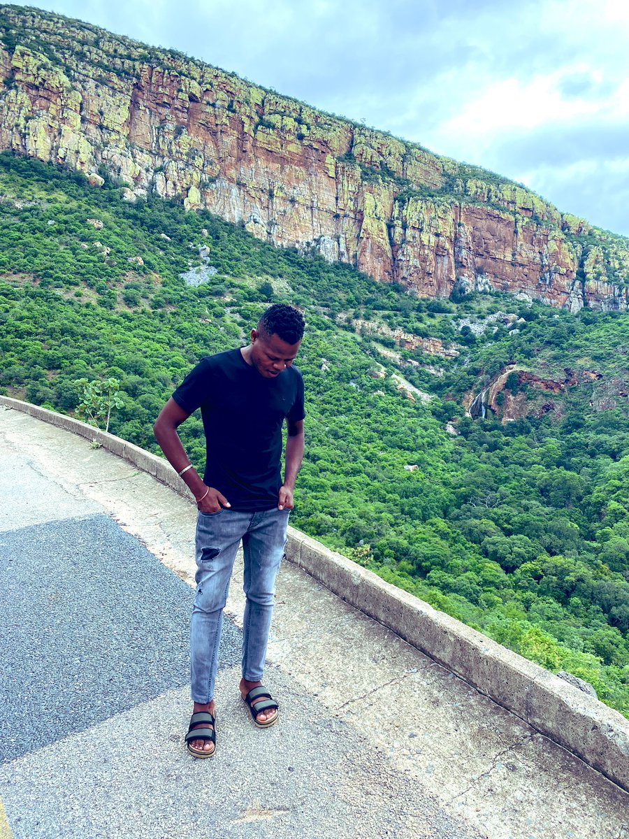 KgaboSerakalala's tweet photo. 30/12/22❤️….. #mohalalediboy #Mabaka #Tkyourpersonalstylist Enos, warra Kgabo and Mesh😍 #roadtrip #H6 https://t.co/9rRECklS34