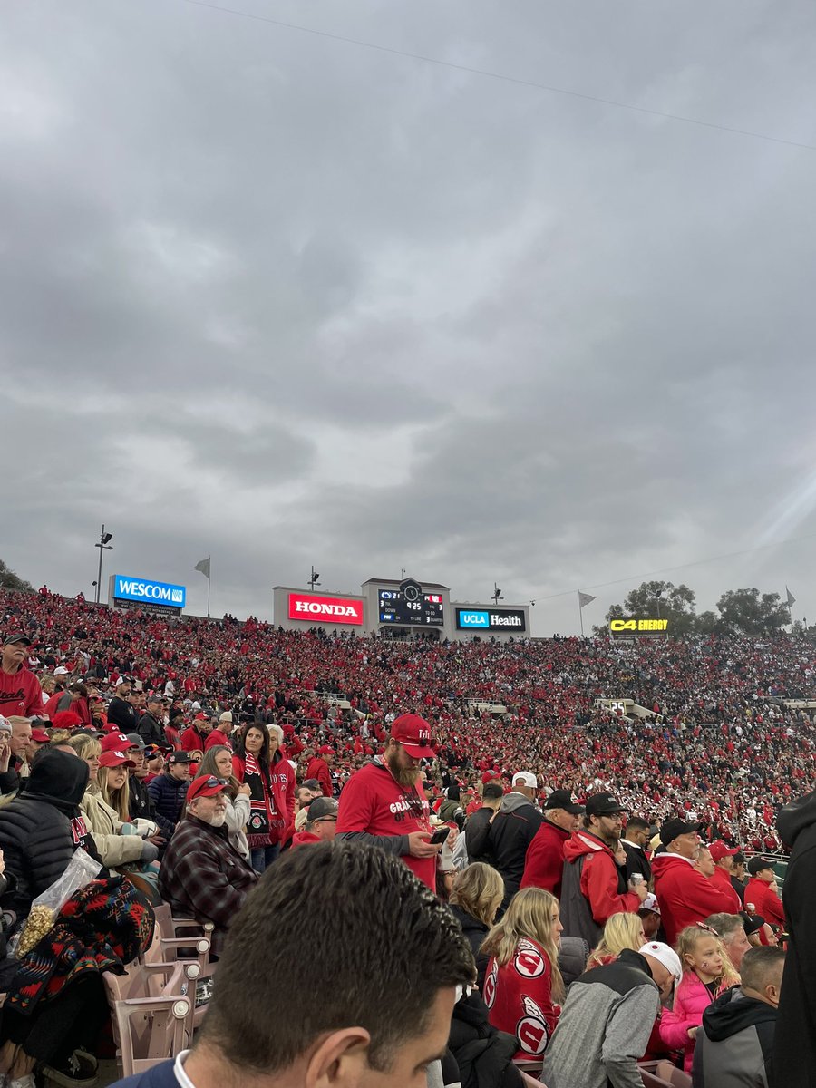 #RoseBowl Nice grass! @WestCoastTurf #WeArePennState #PennStateTurfgrass @ECCGCSuper @HilodesertGCSA