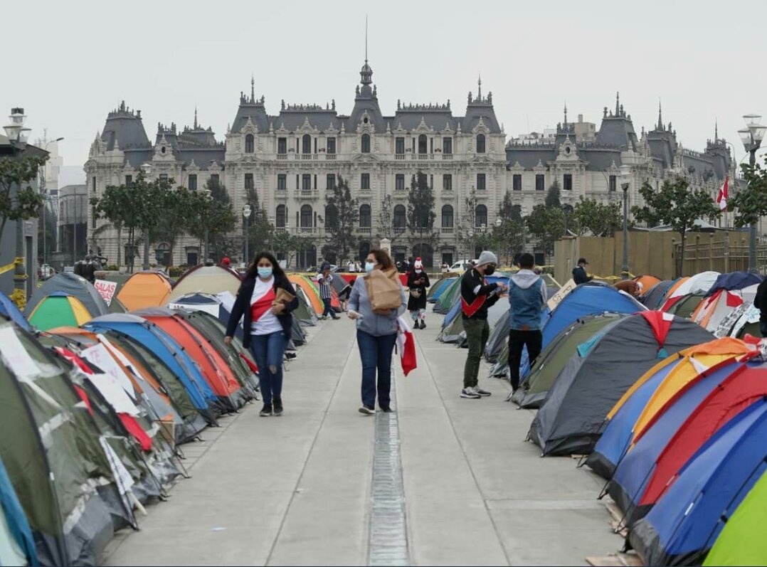 AdrianzenEduard's tweet photo. Por qué los que gritaban "fraude!!" acamparon días frente al Palacio de Justicia (!!!) y no los sacaron a la mala, y a los que acampan en plaza Manco Capac, sí??
Alguien lo puede explicar??
Unos peruanos son intocables, y otros no?
Uno es "antipatriota" por decir esto?
Los leo https://t.co/NUeD2d6Xnh
