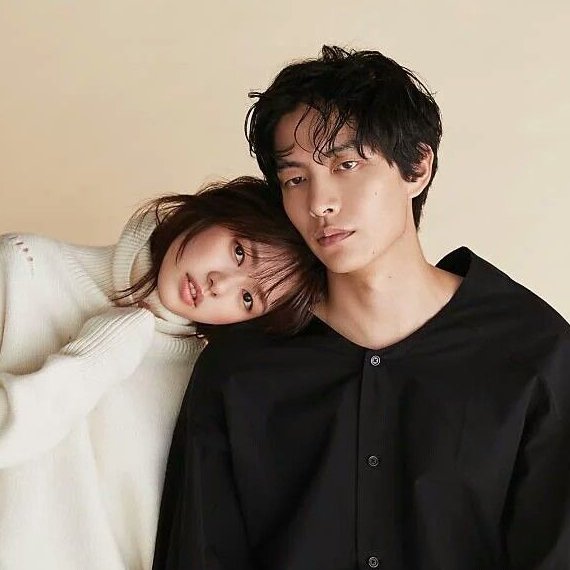 jinyoungji_'s tweet photo. ela tá desempregada na casa dos 30 anos e não tem lugar pra morar. 
ele tem a mesma idade, trabalha demais é antissocial e precisa de alguém pra dividir o aluguel e cuidar da gata dele. 

eles aceitam morar juntos, mas com uma condição: eles NÃO PODEM se apaixonar. https://t.co/iVaCweJO7h