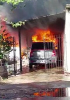 desaparecidaorg's tweet photo. Valeria Sharton tenía 38 años, vivía en El Jaguel, Ezeiza, provincia de Buenos Aires. LA MATARON!!!, el femicida es su ex pareja Ariel Oscar Reglero, quien prendió fuego su vivienda y la quemó viva!. Ella murió con el 95% del cuerpo quemado. #Justicia QEPD Vale😞💜 https://t.co/iGjxgrbYrf