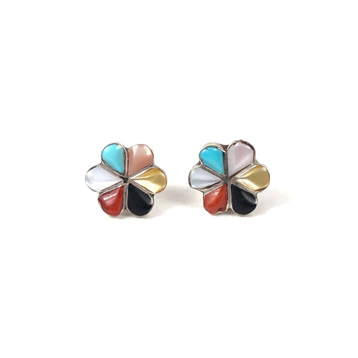 Check out Southwestern Petite Stud Earrings Sterling Coral Turquoise MOP Pre-Owned Jewelry ebay.com/itm/2660676351…

#southwestern #southwesternjewelry #studearrings #sterling #sterlingearrings #preownedjewelry #estatejewelry #roguesestatejewelry