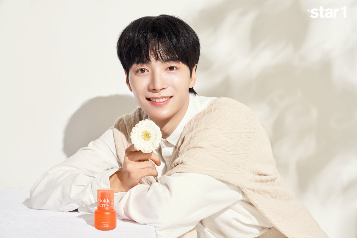 thesaem's tweet photo. 꽃이 꽃을 들고 있네..?🌼🌼
화사하고 눈부신데 아이컨택까지 해주시면
오예입니다🥰
&amp;U맘 = 담당자맘💗

종현이 피부 따라잡기 프로젝트💪
어반 에코 골든 베리 C 라인으로
3일 만에 투명한 자신감 되찾자!✨✨

#theSAEM #더샘 #앤유 #종현 #김종현 #화보 #MERIDIEM #쫑이 #어니부기 #갱얼지 #밤비 https://t.co/cqn3DkRchh