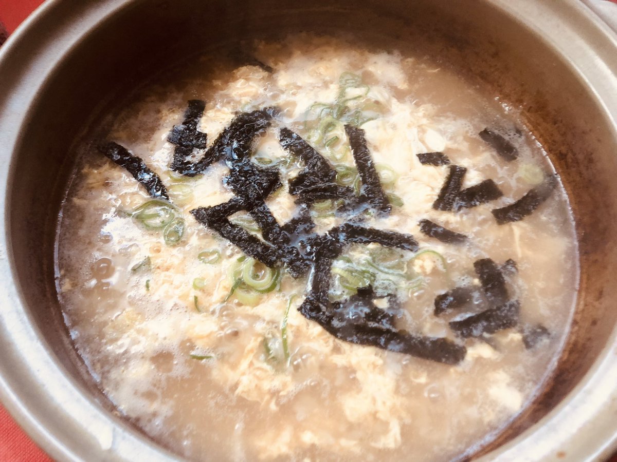 おはようございます☺️
朝から鍋の残りで雑炊。 