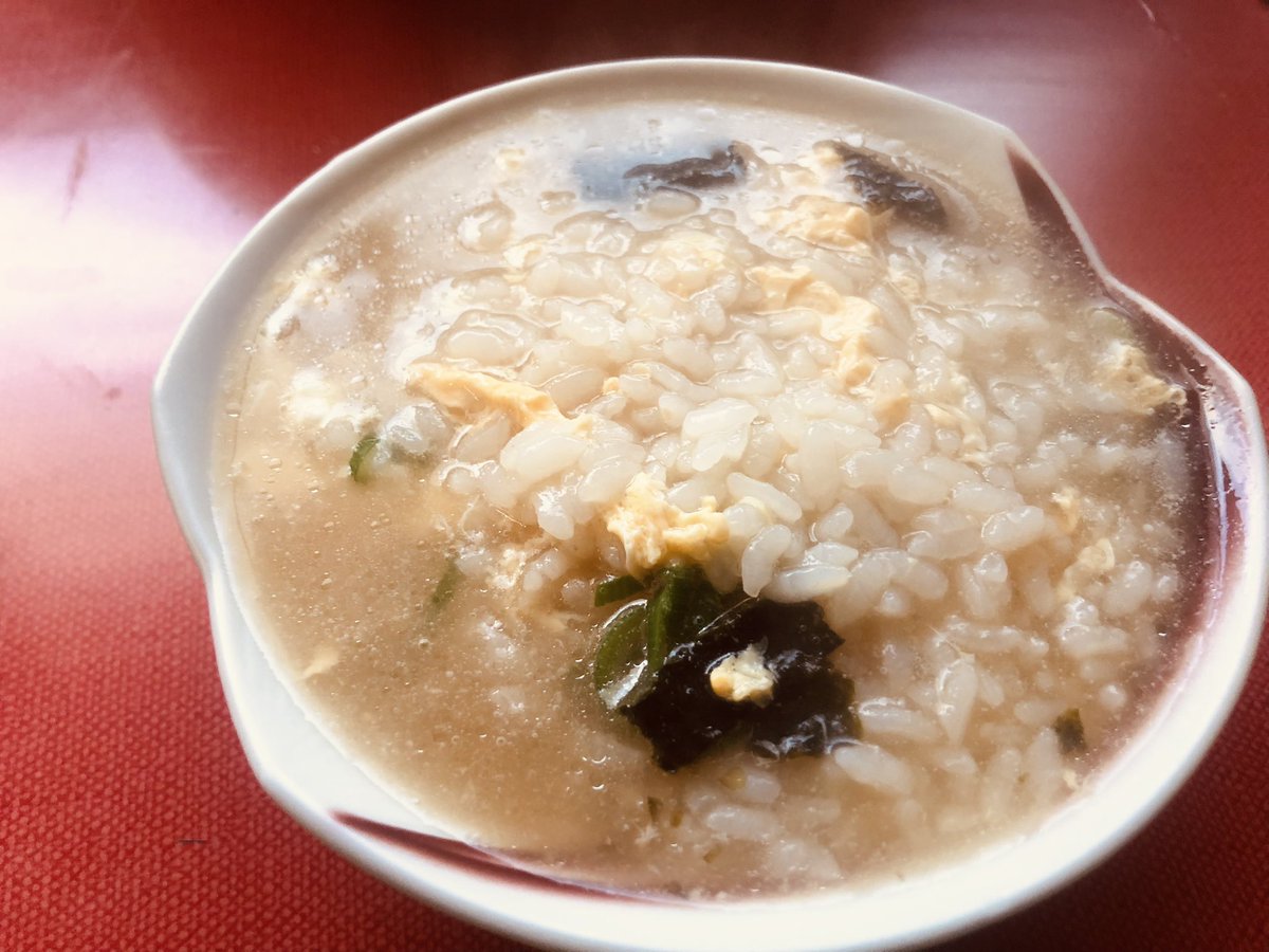 おはようございます☺️
朝から鍋の残りで雑炊。 