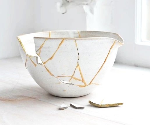 kintsugire's tweet photo. Kintsugi (金継ぎ), técnica centenária japonesa que consiste em reparar uma cerâmica quebrada com laca espanada ou misturada com pó de ouro, prata ou platina.

Valorizar as imperfeições em vez de escondê-las, me reconstruir e cobrir com ouro as cicatrizes, é isso que estou fazendo https://t.co/0dBL6KMJeQ