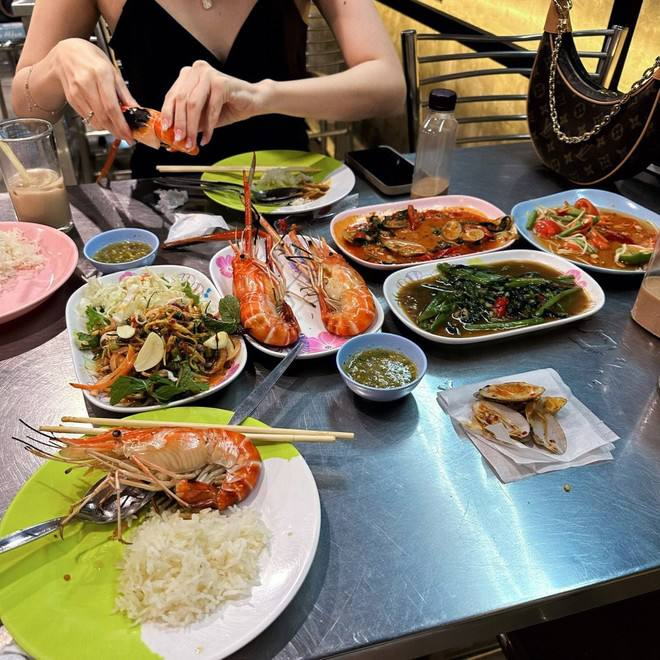 Dekoffietesters's tweet photo. Great Chinese Food https://t.co/J5zTmfHdKQ
