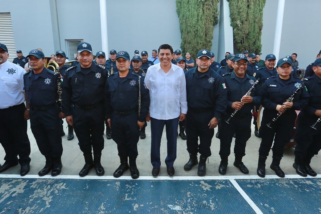 salomonj's tweet photo. La destacada labor de las y los policías es merecedora de todo nuestro reconocimiento. Los cuerpos policíacos son indispensables para lograr el resguardo de la población y para la construcción del Oaxaca con paz y justicia que merecemos. https://t.co/UQFXUrmnev