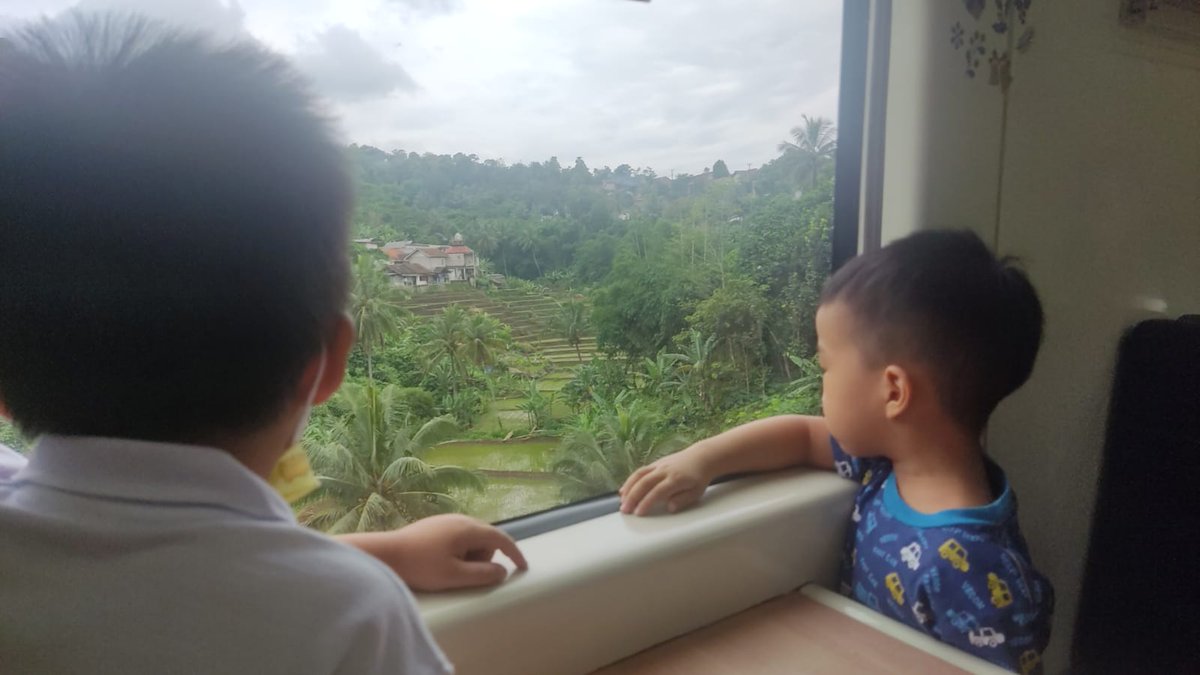 SHaristya's tweet photo. 1) Selamat tahun baru 2023! Sedikit foto ketika kami sekeluarga menikmati perjalanan kereta Jakarta - Bandung di hari pertama tahun 2023. https://t.co/QJlGBpB3FJ