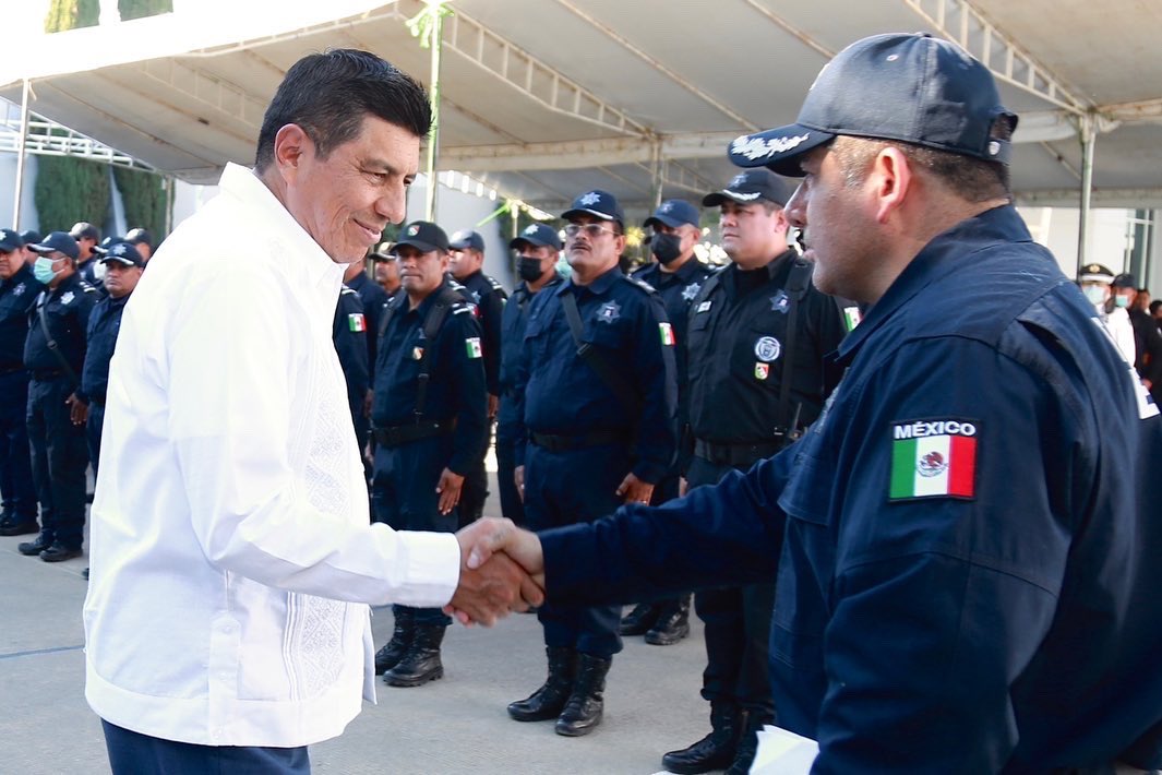 GobOax's tweet photo. En el marco del Día Internacional de la y el Policía, el gobernador @salomonj encabezó un acto donde reconoció la labor de las y los integrantes de las fuerzas policiales estatales y municipales. https://t.co/rbQ14X8pzm