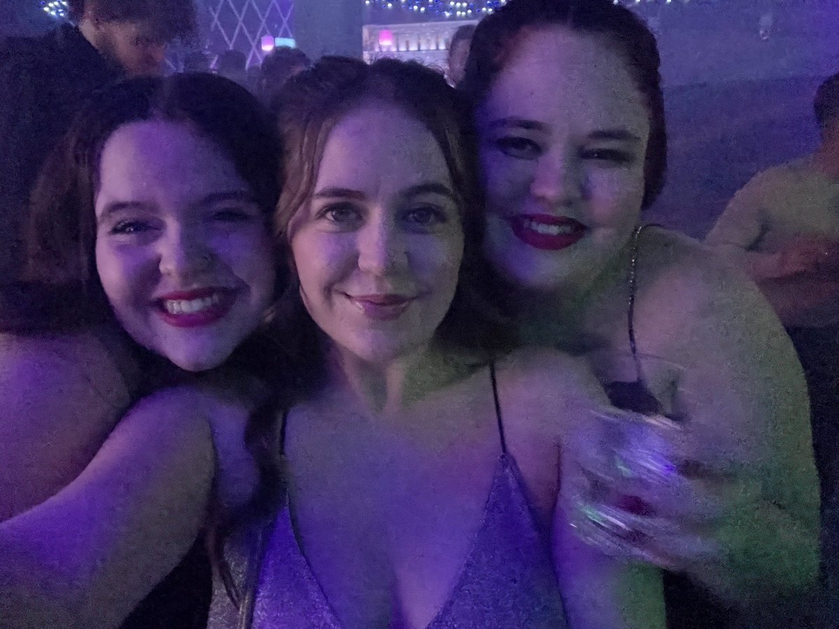 nothotsjustcry's tweet photo. Iconic pics from this nye weekend (p. sisters) https://t.co/YQnJBaFZ0c