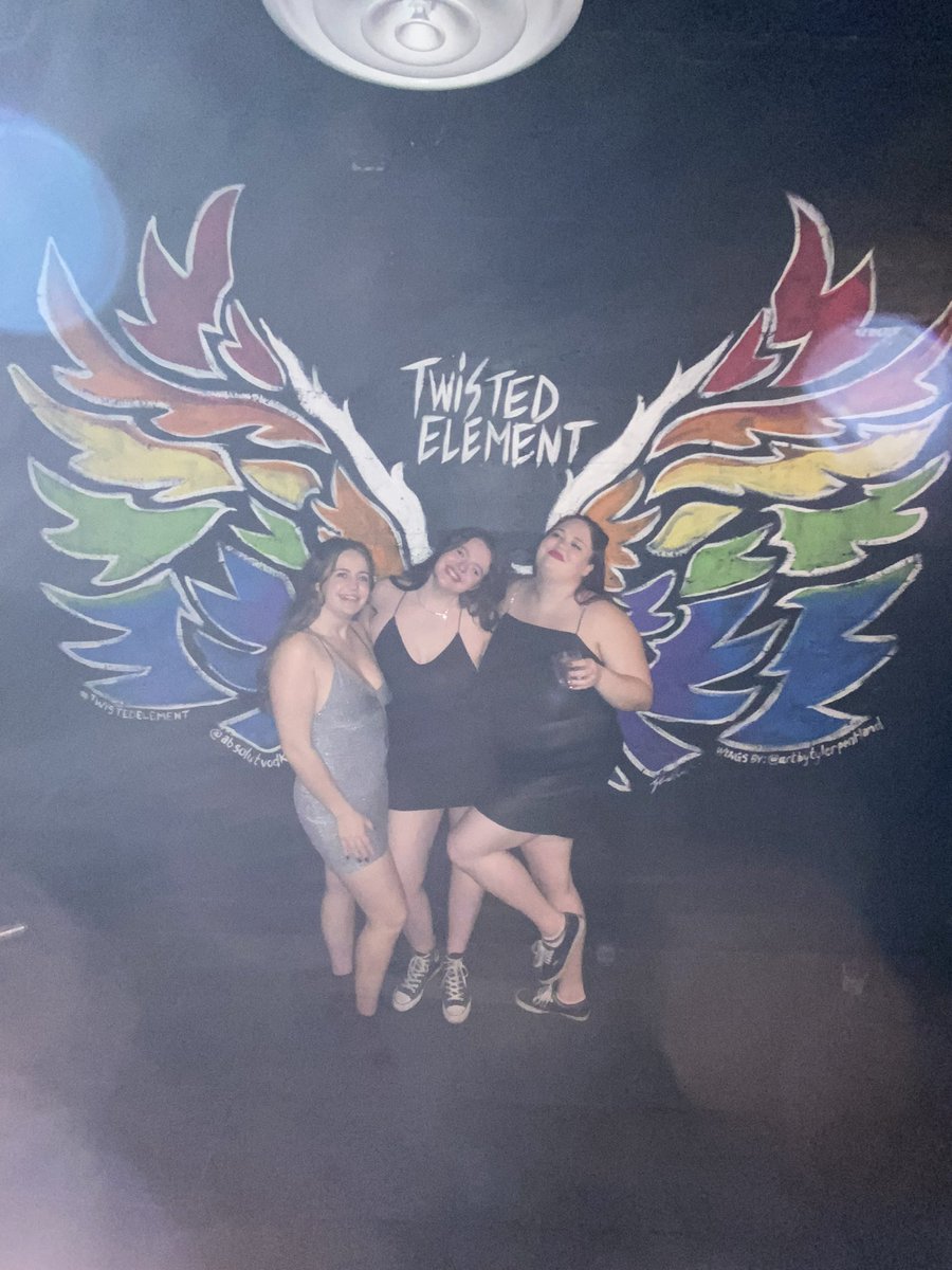 nothotsjustcry's tweet photo. Iconic pics from this nye weekend (p. sisters) https://t.co/YQnJBaFZ0c
