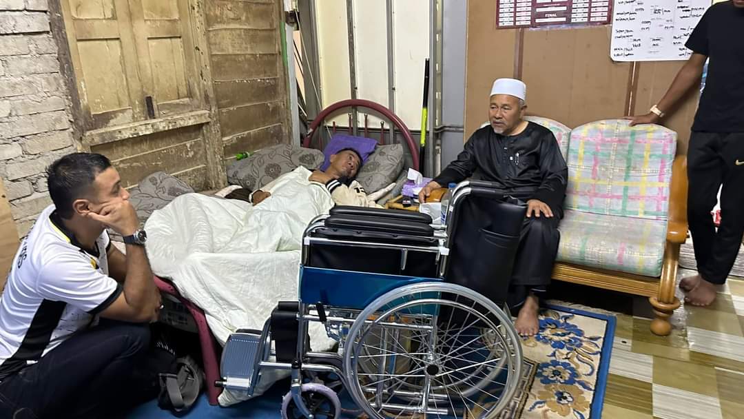 titm_official's tweet photo. Manakala En. Mohd Yusoff yang merupakan seorang pesara Keretapi Tanah Melayu Berhad (KTMB), baru sahaja diuji dengan penyakit strok. https://t.co/4jb3lfHEaX