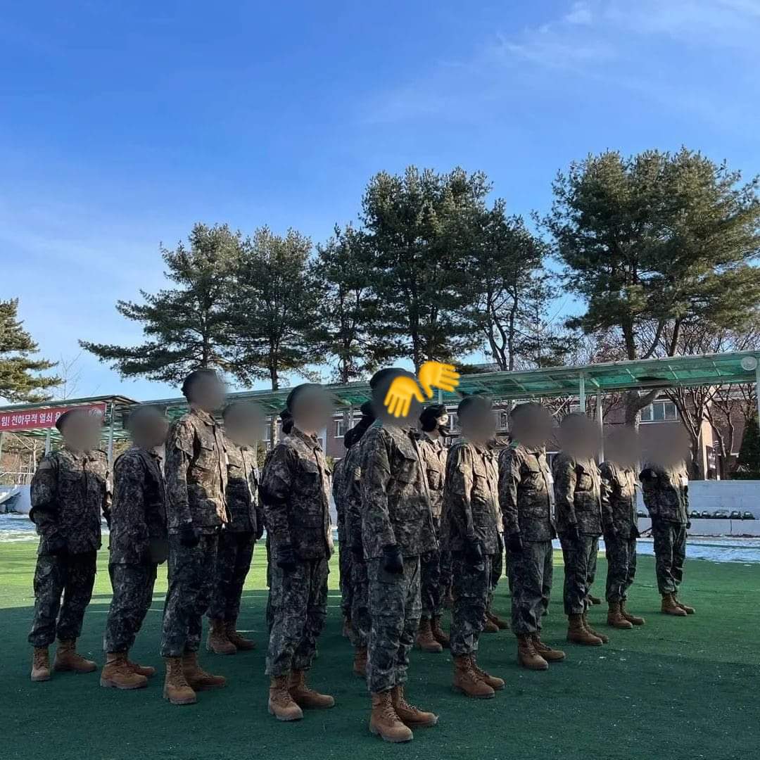 OT7NewsBrasil's tweet photo. [INFO] @BTS_twt

Novas fotos publicadas no aplicativo oficial do exército. 

Soldado Kim Seokjin | Jin 🤧💖💖

#BTS #JIN #SEOKJIN #BTSARMY https://t.co/Fqt78Irg8v