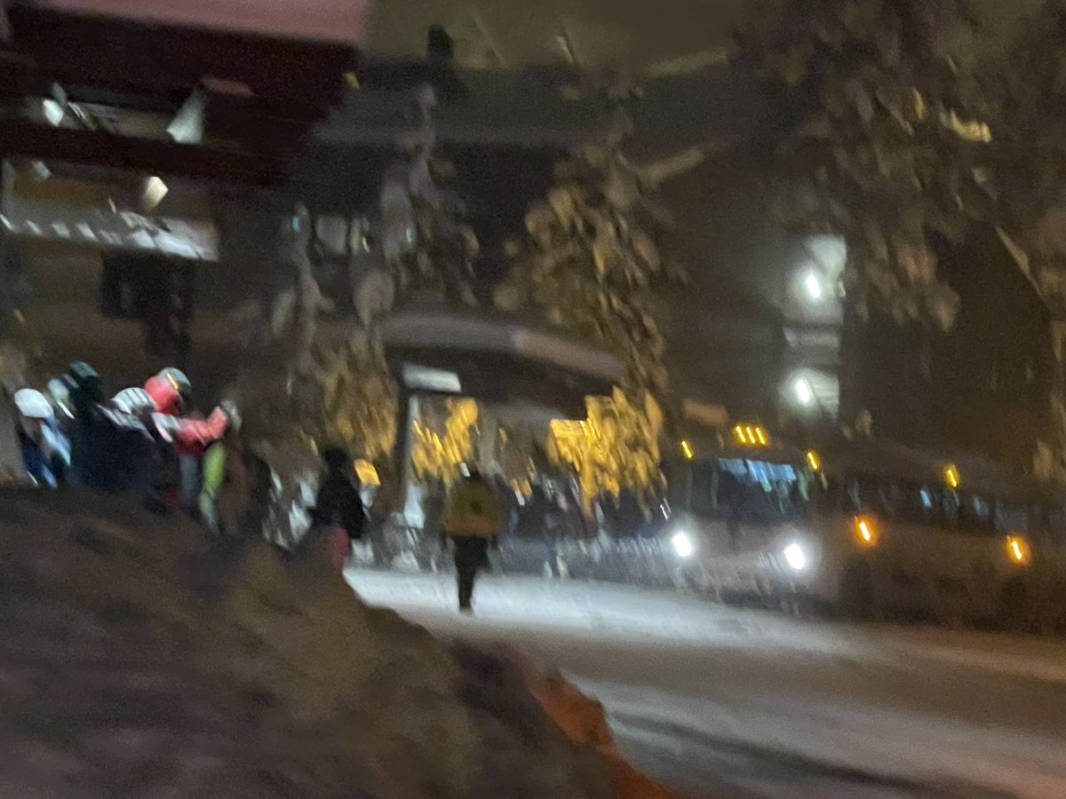 kenderov's tweet photo. @northstarmtn Guys, how do you intend to manage the horrendous traffic and long bus lines at the resort? There must be 1000ppl right now waiting for an hour for bus https://t.co/01dY5xHPqO