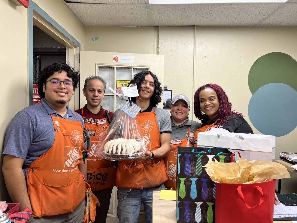 THD6506's tweet photo. 🎉Congratulations🎉 to our former lumber associate Mark who rang in 2023 with a promotion. Good Luck with your new role as Lumber and Hardware DS @6838. Not a goodbye but a see you later. 👋🏽 #Develop #D260 #PowerOfTheGulf #Leadership @Ade_THD @THDLuisC @THDKami @ASDS_Maria6506 https://t.co/OsrwiBxQMT