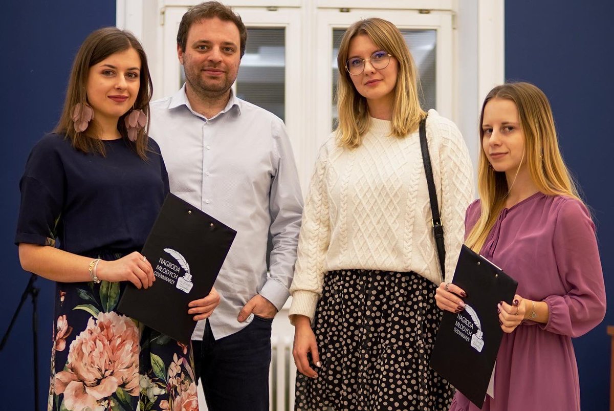DziennikarzeM's tweet photo. Rok 2023 trwa, a my wracamy wspomnieniami do grudniowego Media Lab #2
Ogarnialiśmy #newsa z @Ju_Kaczmarczyk i @dawidserafinn z @Int_Wydarzenia 🎙️
Fot. Karolina Piróg https://t.co/GlorM26GQ1