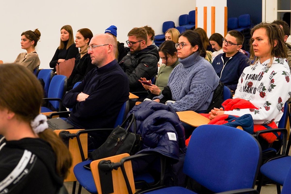 DziennikarzeM's tweet photo. Rok 2023 trwa, a my wracamy wspomnieniami do grudniowego Media Lab #2
Ogarnialiśmy #newsa z @Ju_Kaczmarczyk i @dawidserafinn z @Int_Wydarzenia 🎙️
Fot. Karolina Piróg https://t.co/GlorM26GQ1