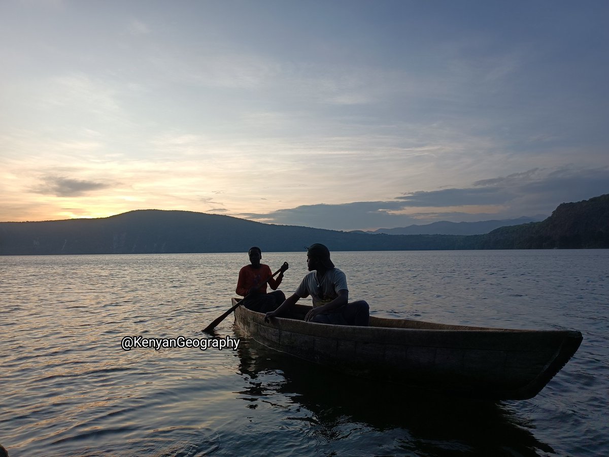 kenyangeography's tweet image. Happy new year.

We start 2023 where we left off from Chala, Taveta.

At the foot of Mt. Kilimanjaro lies a crater lake filled by subterranean flows from the mountain: Lake Chala. 

The lake straddles the 🇰🇪🇹🇿 border. Further outflow under the lake feeds Lake Jipe nearby.