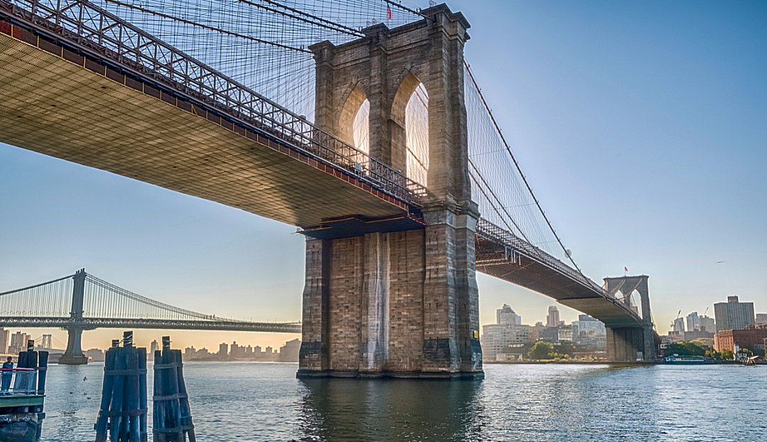 【アメリカ・ニューヨーク】 ブルックリン地区のシンボルとも言えるブルックリン橋は、歩いて渡ることができるのでニューヨークを観光に来た多くの人が訪れるスポット✨ 映画やドラマにもよく登場する橋ですよね🙂