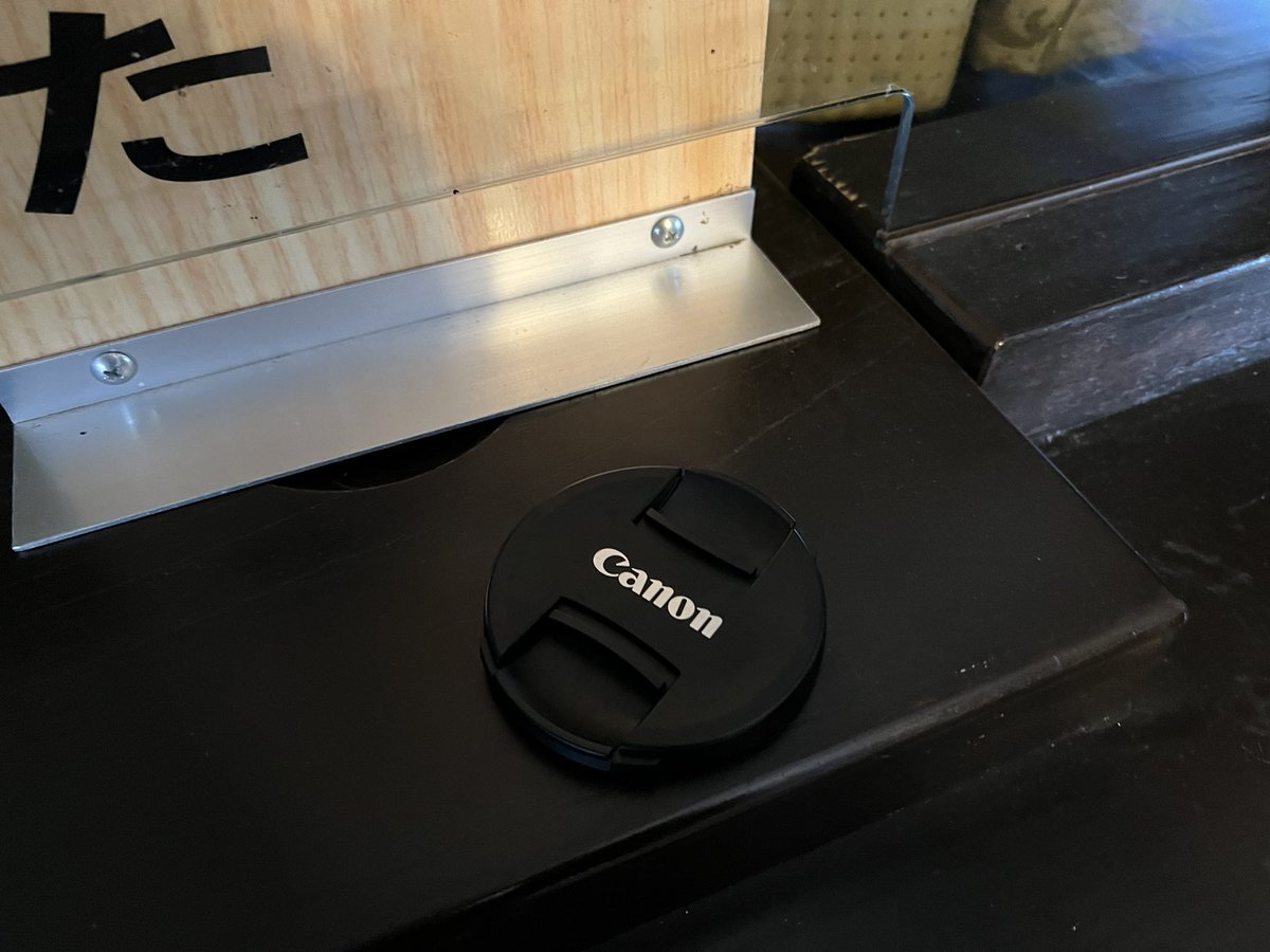Ilikecornsoup's tweet photo. Canonのレンズの蓋が忘れられていました。
おそらく今日のEF64を撮りに来た方の物かと思います。
姨捨駅の駅舎内にありました。
#篠ノ井線 #姨捨駅 #EF64 https://t.co/ZINp5s3f4n