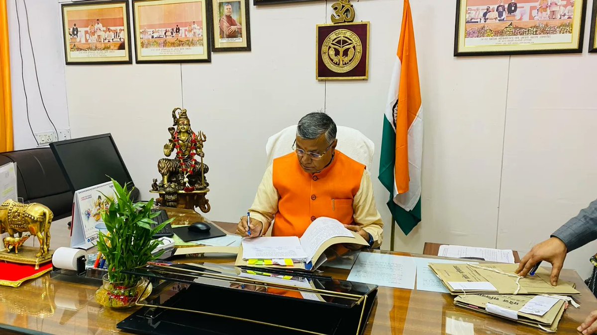 dharmindia51's tweet photo. आज विधानसभा नवीन भवन स्थित अपने कार्यालय पर विभागीय फाइलों का निस्तारण करते हुए।
#NarendraModi 
#AmitShah 
#JPNadda
#MYogiAdityanath #SunilBansal
#Dharampalsingh
#BhupendraSingh 
#PMO_INDIA
#BJP4UP #BJP4IND
#UPgovt
#karagar 
#homgards https://t.co/8D6hQNLGEh