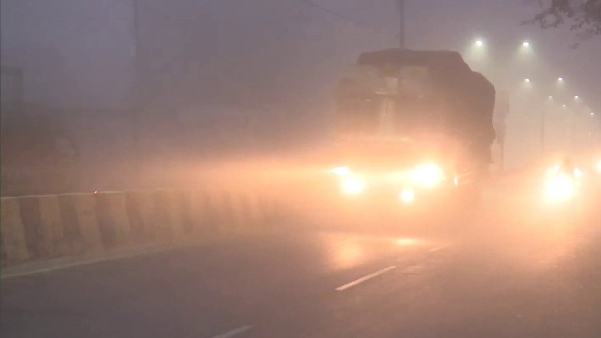 NiwanTimesInd's tweet image. #उत्तरप्रदेश: कानपुर में शीतलहर जारी होने के साथ-साथ आज सुबह घना कोहरा छाया रहा।

#thandi