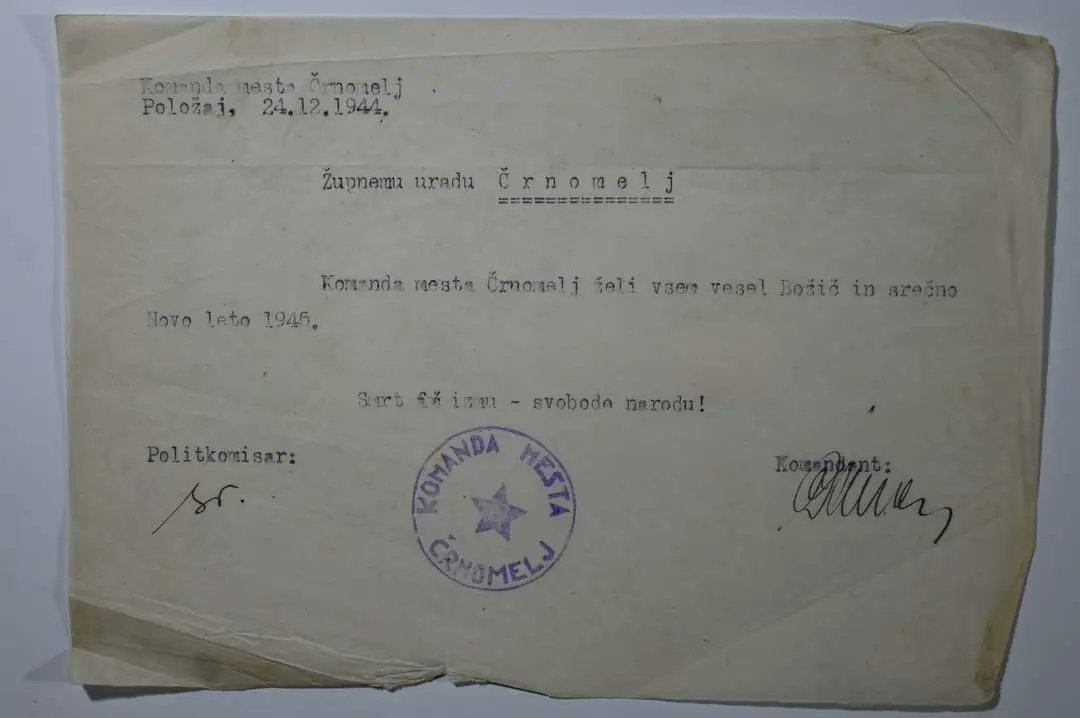 Pozeba_BK's tweet photo. Na sliki vidimo potrditev vsem dobro znanega dejstva, da so komonisti prepovedali božič. Praznik, ki se je do trdih komonističnih časov pravilno zapisoval kot BOŽIČ. Druga slika prikazuje Tita med božičnim lovom na kršitelje prepovedi slavlenja dotičnega nepraznika. https://t.co/CkjavC5Va5