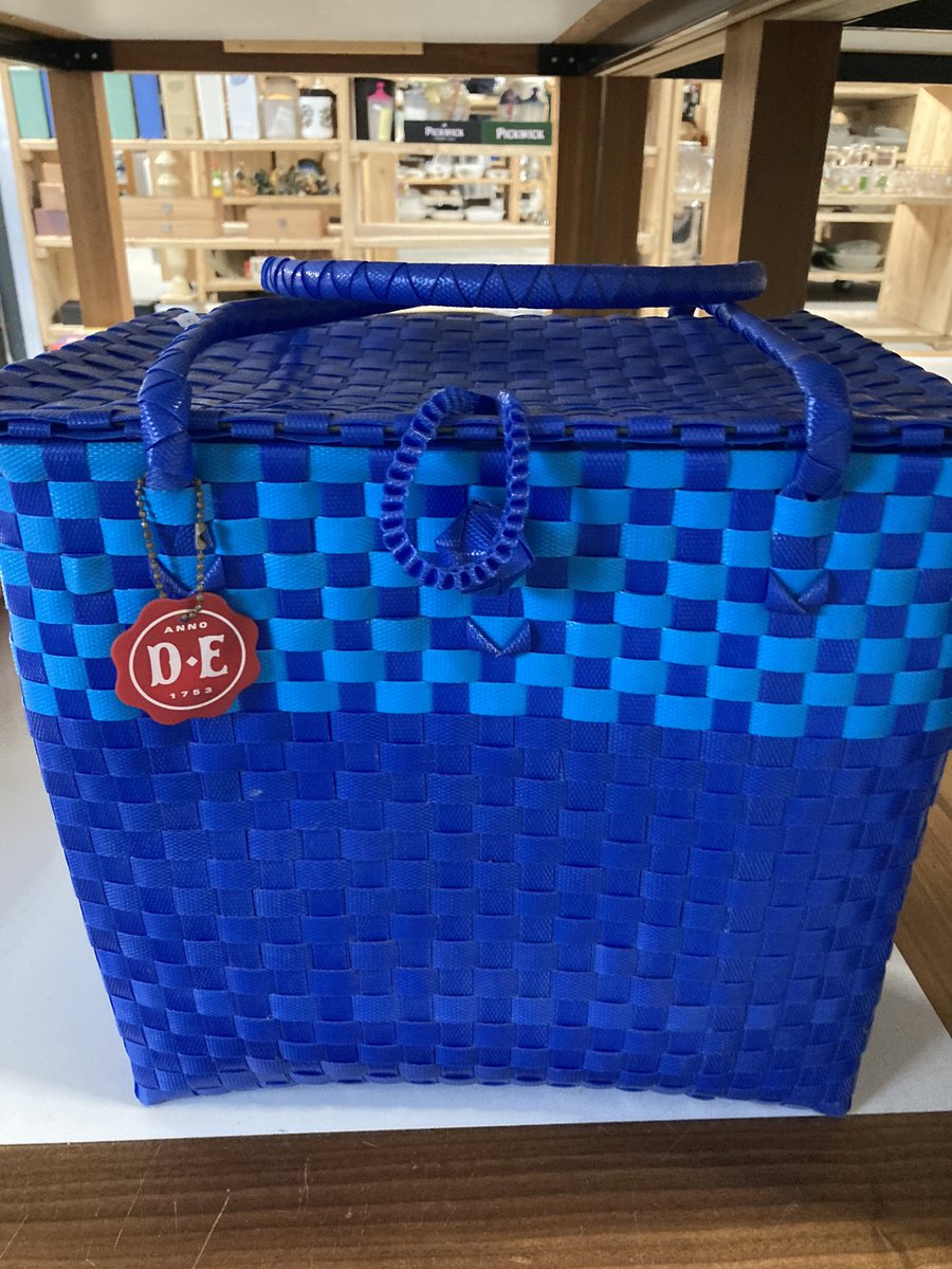 w8eens's tweet photo. Ik duik in de #DE #DouweEgbert verzameling bij #KringloopGorinchem benieuwd wat er vandaag uit de dozen gaat komen. https://t.co/h1dIVq16Ez