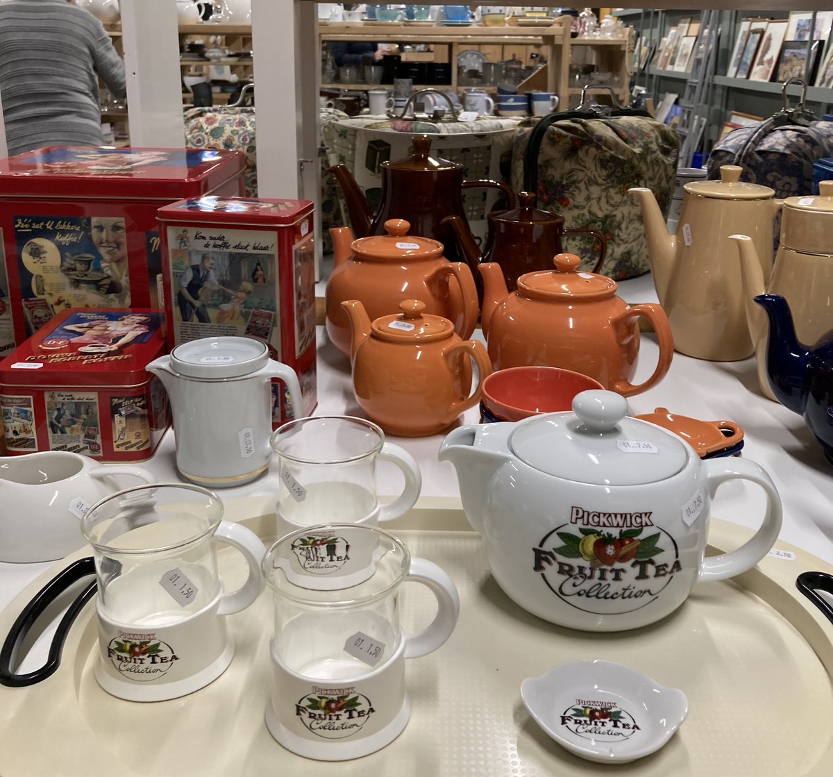 w8eens's tweet photo. Ik duik in de #DE #DouweEgbert verzameling bij #KringloopGorinchem benieuwd wat er vandaag uit de dozen gaat komen. https://t.co/h1dIVq16Ez