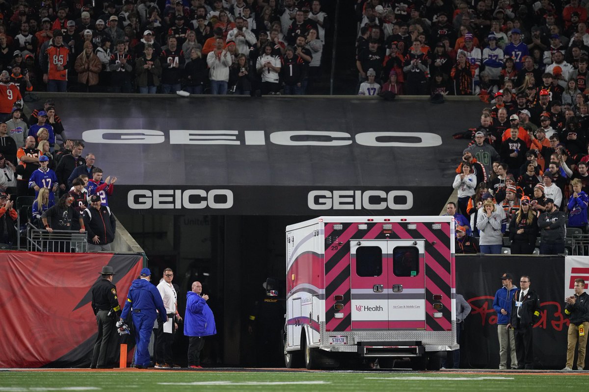 houstonstyle's tweet photo. Via @CNN: Buffalo Bills safety #DamarHamlin was removed from the field in an ambulance after collapsing in a game against the Bengals. The game has been suspended.
#TeamStyleMag ๐ฐ #HoustonStyleMagazine
#ESPN #NFL #BuffaloBills #Bills #billsmafia #Sports #HSMSports #SportsNews https://t.co/nPjlc8viSi