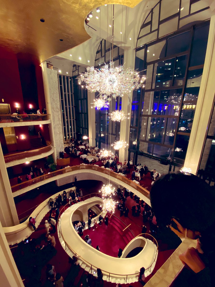 KaNaJpop's tweet image. 今日はシミヤンの冬休み最終日だったんで、家族でMet Operaにモーツァルトの「魔笛」を観に行ってきました♪すごい良かったー！シミヤンも初めてのオペラとても楽しんでおりました(*ﾟ▽ﾟ*)明日からまた日常が始まるよー。早起き頑張るで〜笑。
#metopera
#themagiccflute