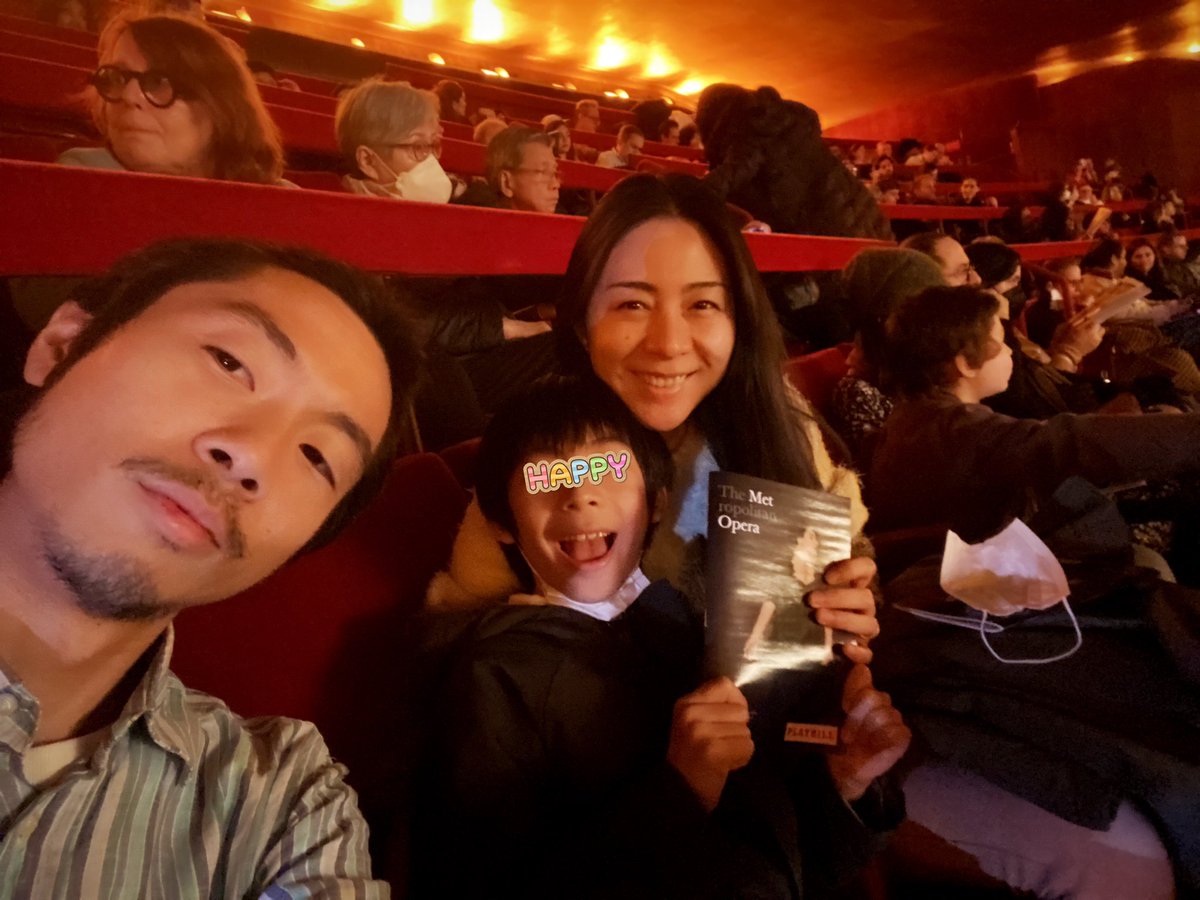 KaNaJpop's tweet image. 今日はシミヤンの冬休み最終日だったんで、家族でMet Operaにモーツァルトの「魔笛」を観に行ってきました♪すごい良かったー！シミヤンも初めてのオペラとても楽しんでおりました(*ﾟ▽ﾟ*)明日からまた日常が始まるよー。早起き頑張るで〜笑。
#metopera
#themagiccflute