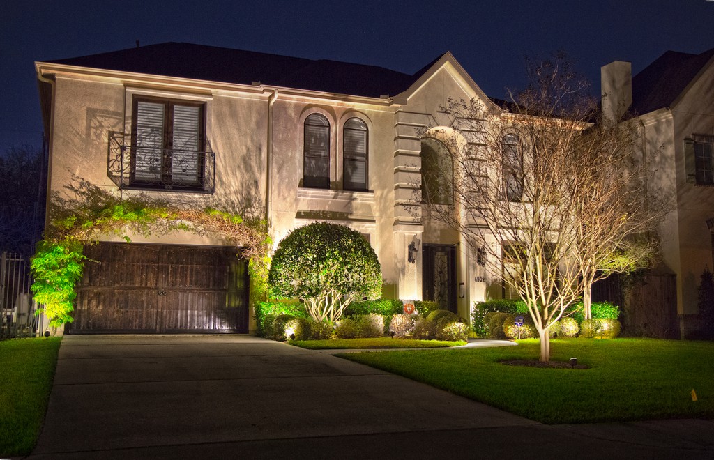 PerfectLightUSA's tweet image. When partnering with us for your landscape lighting project, your designated project manager will come to your home and discuss your lighting needs and options based on your timeline and budget. 

For more on landscape lighting, visit lttr.ai/6eQ3

#ThePerfectLight