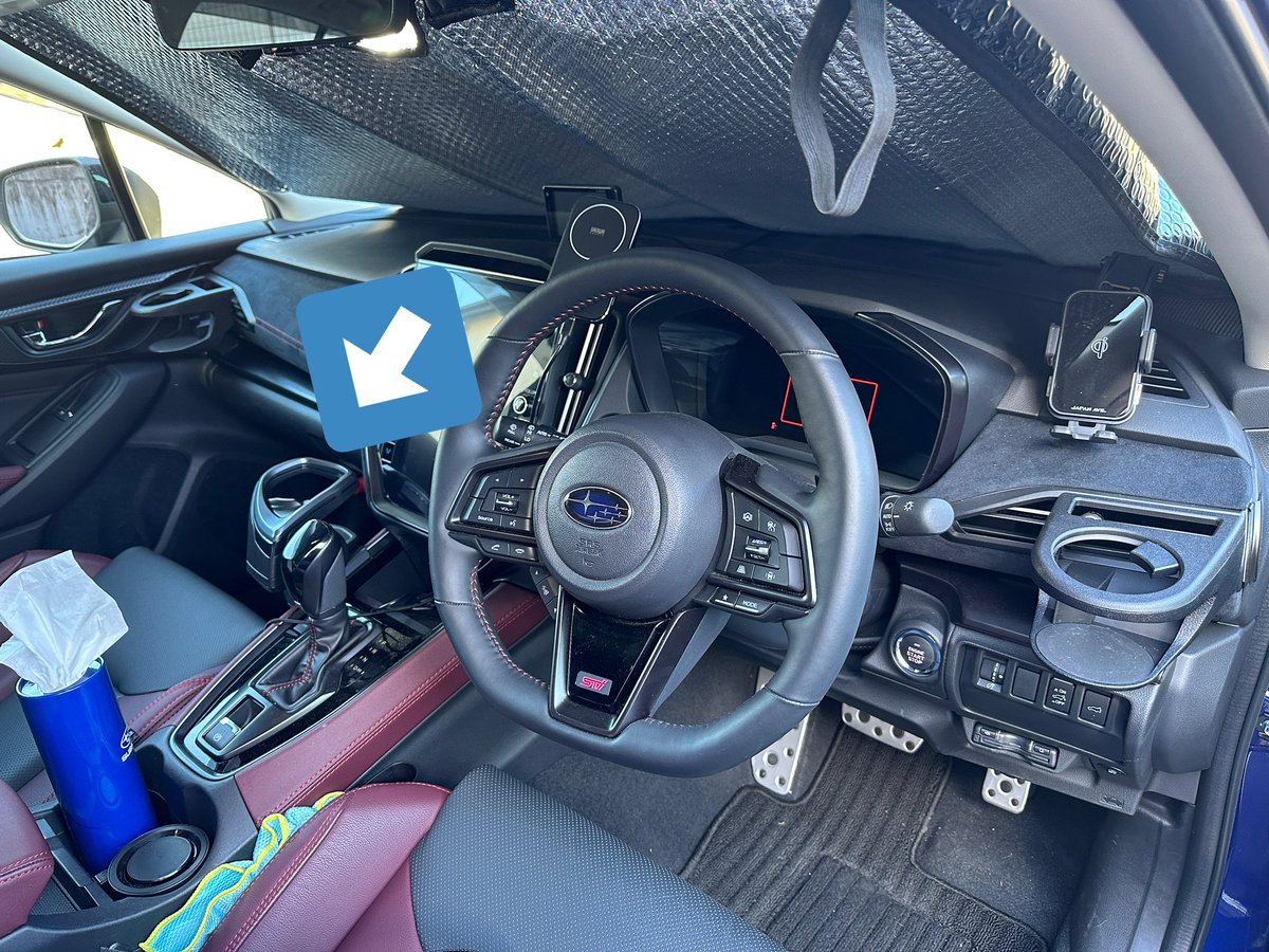 LEVORG_VN5's tweet photo. オートバックスで助手席側ドリンクホルダーが定価4000円弱→1700円台になっていたので思わず購入。
既に社外品を両サイドにつけてましたが、
お茶とコーヒー等で2つ使いたい時があるので3つになり満足です。
（シフト下2つはティッシュ、芳香剤に使ってます（笑）） https://t.co/fMBAisVi2p