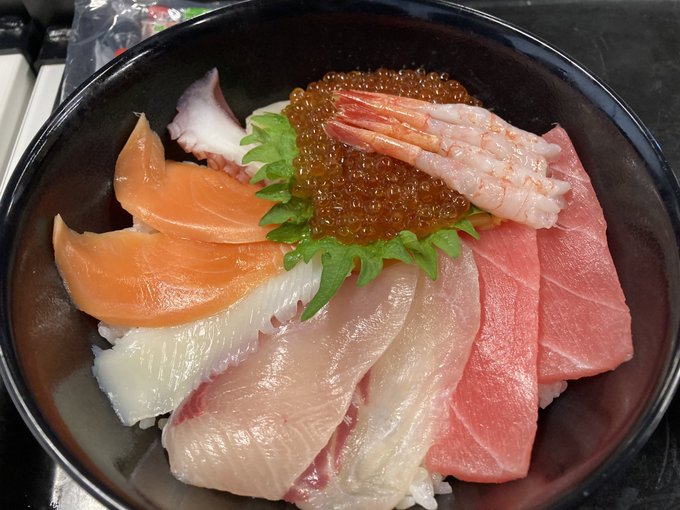 海鮮丼食べた!けど千葉なら同じ値段でもっと美味いの出てくるなぁ〜ってなっちゃった🙂🥲 