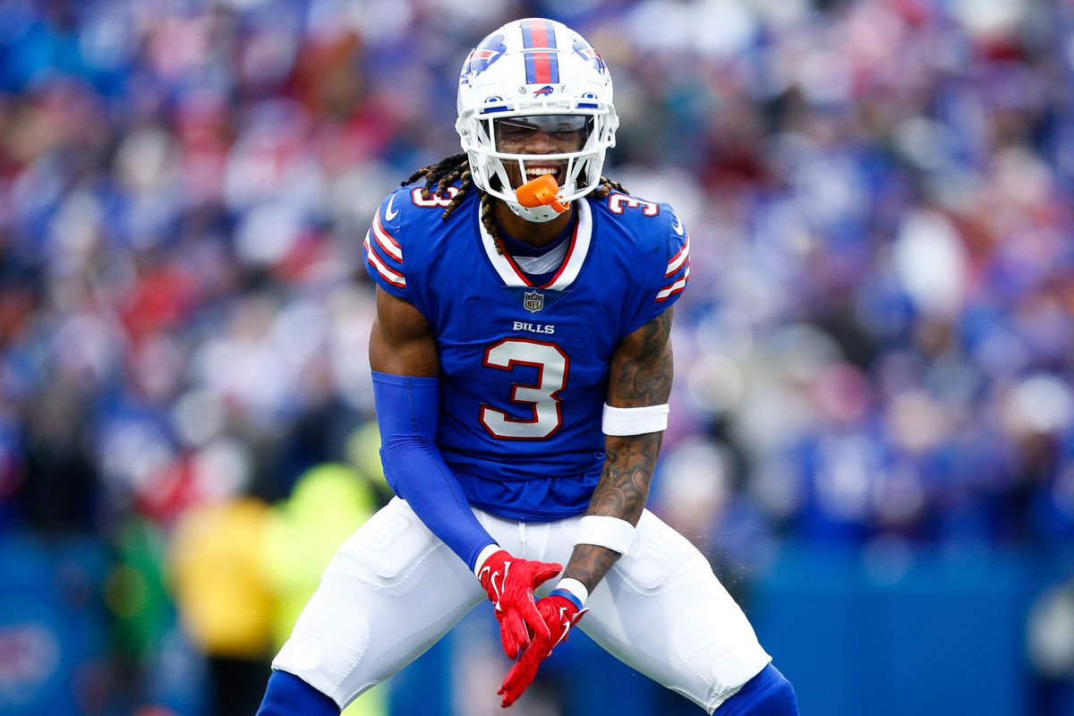 Sky_Smith_'s tweet photo. @BuffaloBills Safety #DamarHamlin's scary collapse is eerily reminiscent of @GatorsMBK #KeyontaeJohnson's collapse in 2020 from acute myocarditis - a rare form of heart inflammation that interferes w/ the pumping of blood. Johnson was put in a medically induced coma & survived 🙏 https://t.co/oLaYs51Y32