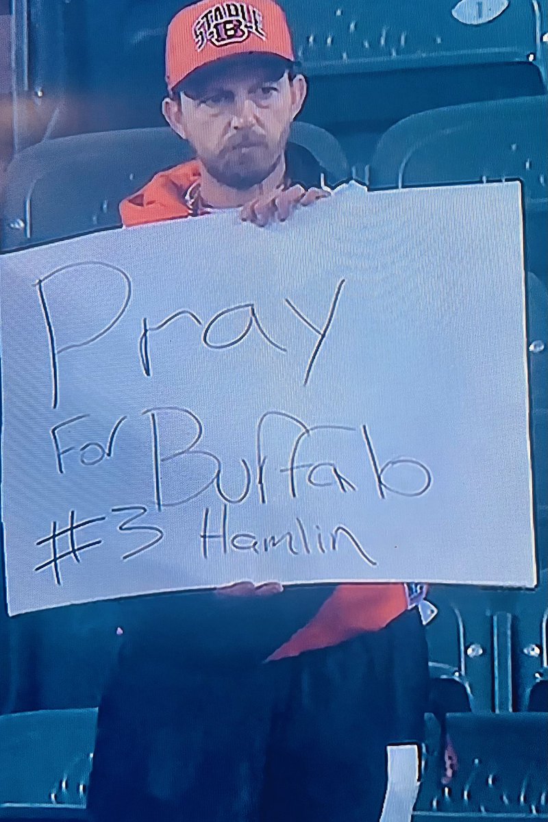 Incase some of you forgot, this is what class looks like!! The world needs more men like you !! #buffalobills #Bills #Billsmafia #MondayNightFootball #NFL #BengalsFans #CincinnatiBengals