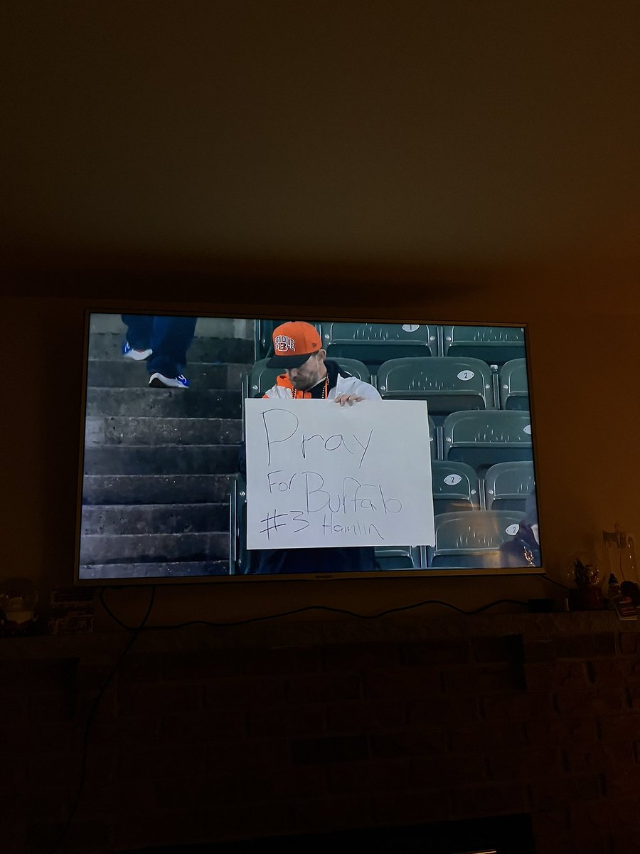 ambermandala1's tweet photo. whoever this guys is, you are great for this !!! praying for the bills &amp; his family ❤️😞 @HamlinIsland @Bengals @BuffaloBills https://t.co/bGbMGNhjvf